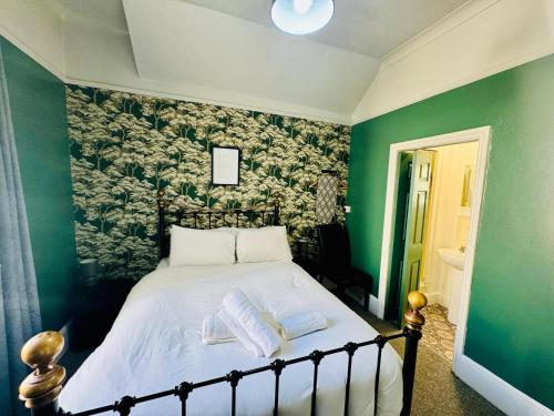 Standard Double Room image 5