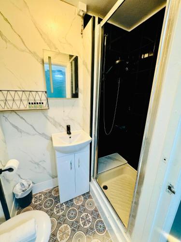 Standard Double Room image 6