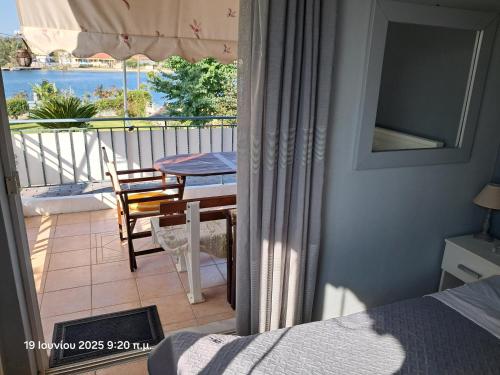 Top floor on villa, 3' from center, by the sea! Host is Efi Kwsta in Psathaki