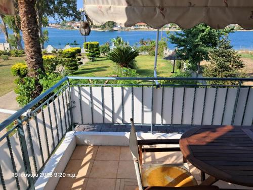 Top floor on villa, 3' from center, by the sea! Host is Efi Kwsta in Psathaki