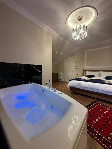 Karstais baseins, Flored Hotel in Rabdisht
