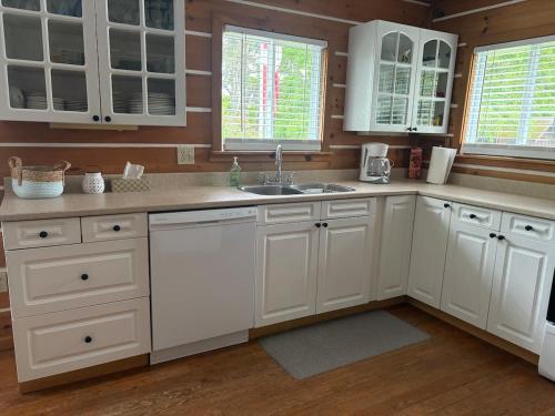 River Front Year Round Cottage in Lensdauna (ON)