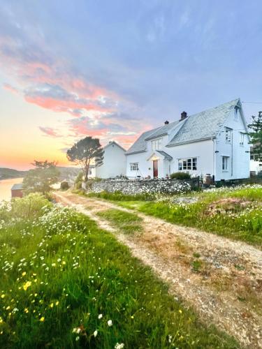 外部景觀, Historic Villa By The Sea In Solund in 哈爾德百克
