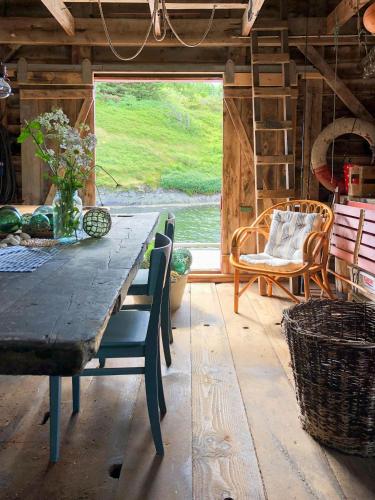 外部景觀, Historic Villa By The Sea In Solund in 哈爾德百克