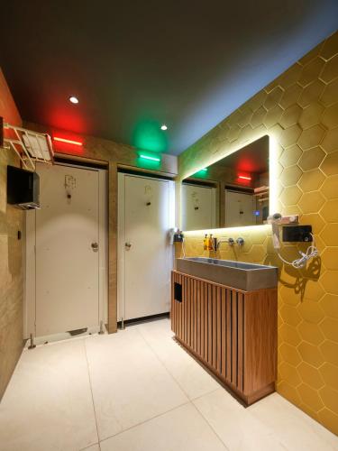 room detail thumbnail 2