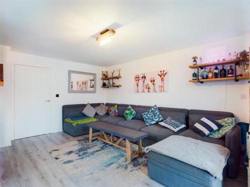 4 BR House For Contractor and Family Multiple Free Car Park gîte à louer Twyford