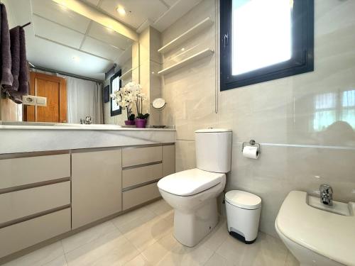 Sunny & cosy beach penthouse - image 4