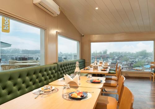 مطعم, Bloom Boutique - Dal Lake in سريناغار