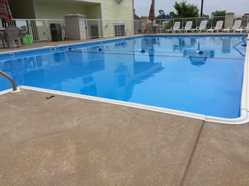 สระว่ายน้ำ, Spinning Wheel Inn in แบรนสัน (MO)