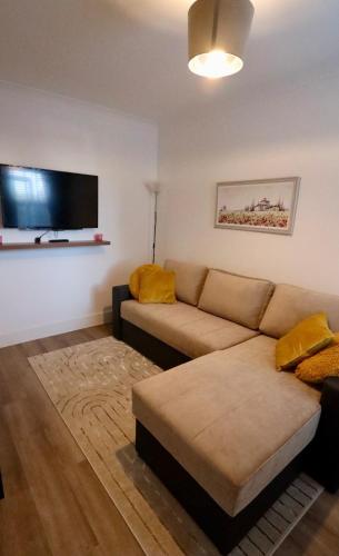 Spacious 3 Bedroom home Watford Junction