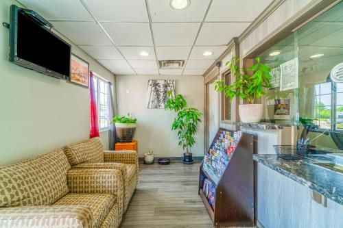 Deluxe Inn & Suites By OYO Miami OK - 로비