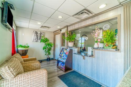 Deluxe Inn & Suites By OYO Miami OK - 로비