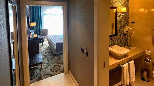 room detail thumbnail 2