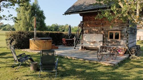 Gîte / chalet meublé pour 2 personnes le 1780 (Gite / chalet meuble pour 2 personnes le 1780) in Nivolas-Vermelle