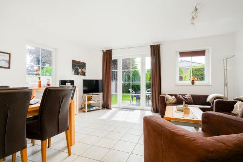 Friesenstube 5.4km von Altendeichsweg  entfernt