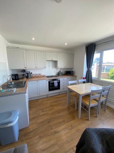 Beau - Brambles Chine, Colwell Bay, Nr Yarmouth - 5 star WiFi - Short walk to The Hut and beach - Ferry offers 2