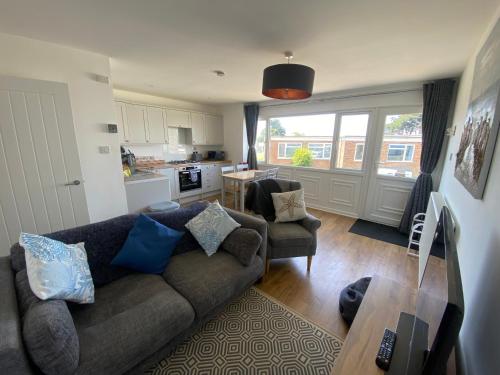 Beau - Brambles Chine, Colwell Bay, Nr Yarmouth - 5 star WiFi - Short walk to The Hut and beach - Ferry offers, Freshwater