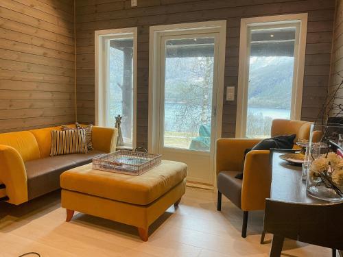 Зовнішній вигляд готелю, Cozy Modern Cabin In West Norway With View in Алфотен