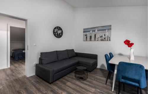 2 Bedroom Cozy Apartment In Dramalj in Dramalj