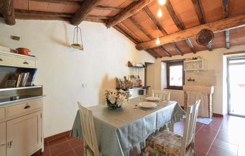 Køkken, 1 Bedroom Stunning Home In Subbiano in Subbiano