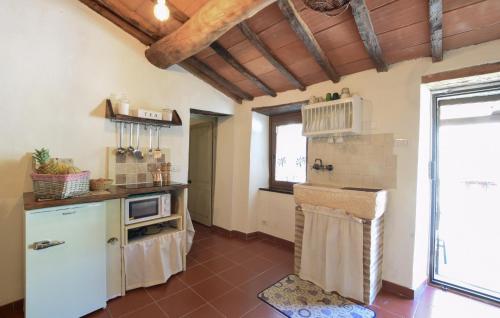 Køkken, 1 Bedroom Stunning Home In Subbiano in Subbiano
