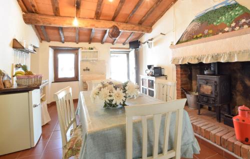 Køkken, 1 Bedroom Stunning Home In Subbiano in Subbiano