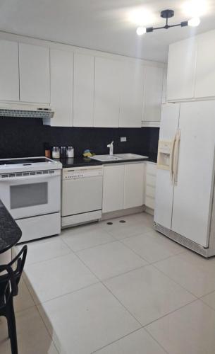 Ocean view apartment near the airport in 邁克蒂亞