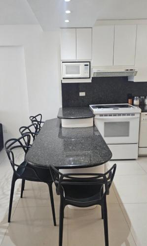 Ocean view apartment near the airport in 邁克蒂亞