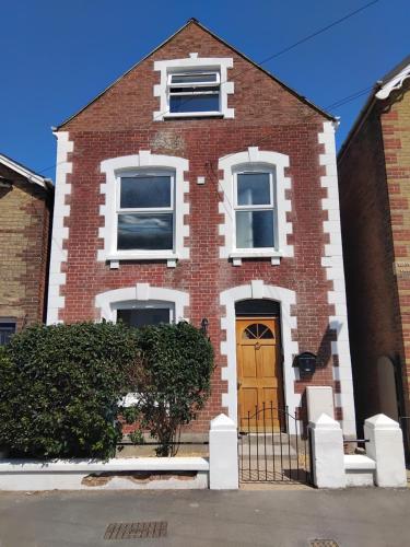 Heart of Cowes - 10 Guests, 200m to Town, Sea View