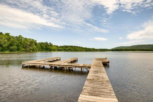 . Fire Pit + BBQ: Lake Guntersville Family Home