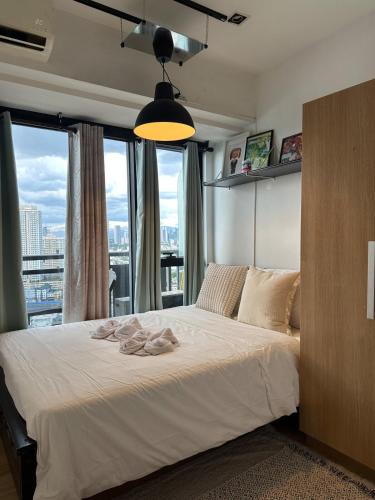 Stylish City View Flat Cozy with Netflix WIFI in The Knightsbridge Residences, Manila