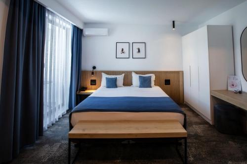 Superior King Room image 10