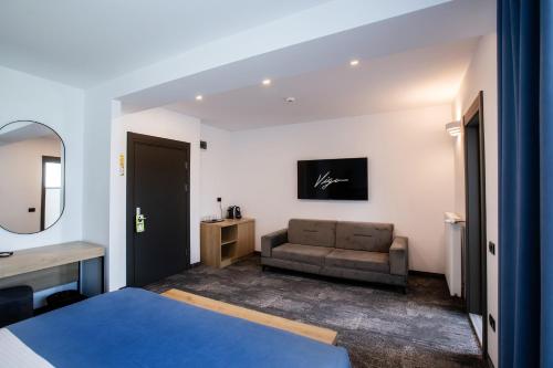 Superior King Room image 7