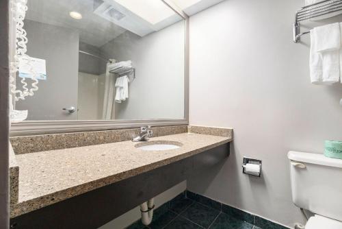Days Inn & Suites by Wyndham Norton Shores/Muskegon