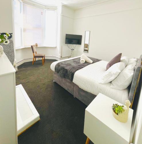 Standard King Room image 9