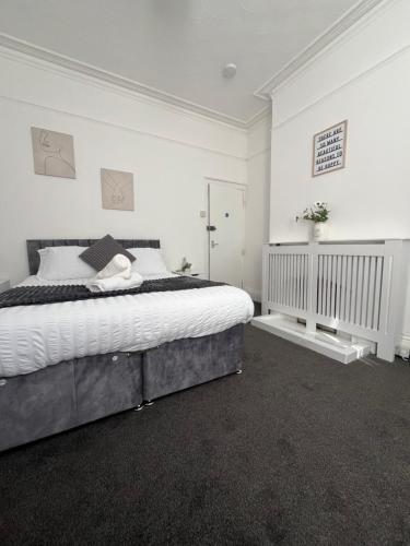 Standard King Room image 7