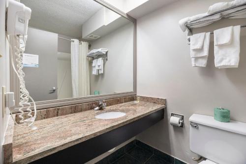Days Inn & Suites by Wyndham Norton Shores/Muskegon