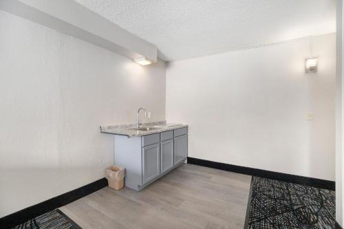 เดย์ส อินน์ แอนด์ สวีทส์ บาย วินด์แฮม นอร์ตัน ชอร์ส/มัสคีกอน (Days Inn & Suites by Wyndham Norton Shores/Muskegon) in มิสกีกอน (MI)