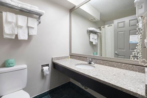 Days Inn & Suites by Wyndham Norton Shores/Muskegon