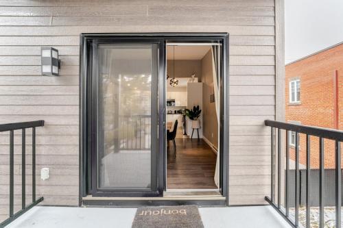 Bohemian vibe 2 bedroom Free Parking Brand New in Lachine