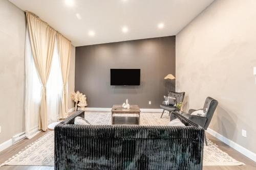 Bohemian vibe 2 bedroom Free Parking Brand New in Lachine