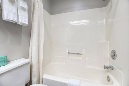 Days Inn & Suites by Wyndham Norton Shores/Muskegon