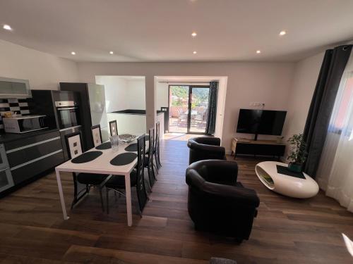 Domaine Baccia Donna Proche Nice, Climatisation, Jacuzzi chauffé, Pétanque & Parking gratuit (Domaine Baccia Donna Proche Nice, Climatisation, Jacuzzi chauffe, Petanque & Parking gratuit) in La Trinite