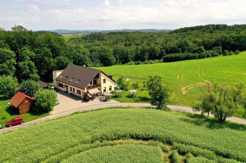 Karavan na samotě u lesa (Karavan na samote u lesa) in Teplice Nad Becvou