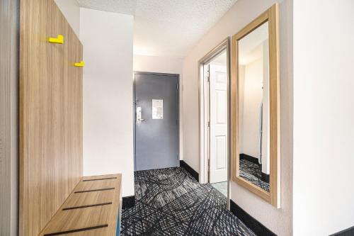เดย์ส อินน์ แอนด์ สวีทส์ บาย วินด์แฮม นอร์ตัน ชอร์ส/มัสคีกอน (Days Inn & Suites by Wyndham Norton Shores/Muskegon) in มิสกีกอน (MI)