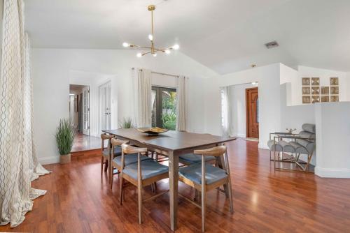 Firepit, Beach, Basketball, LuxuryVilla in Palmetto Bay (FL)