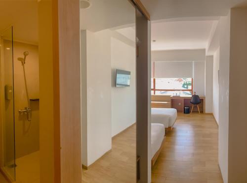 Superior Twin Room image 3
