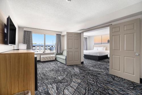 เดย์ส อินน์ แอนด์ สวีทส์ บาย วินด์แฮม นอร์ตัน ชอร์ส/มัสคีกอน (Days Inn & Suites by Wyndham Norton Shores/Muskegon) in มิสกีกอน (MI)