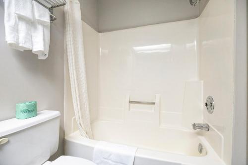 Days Inn & Suites by Wyndham Norton Shores/Muskegon