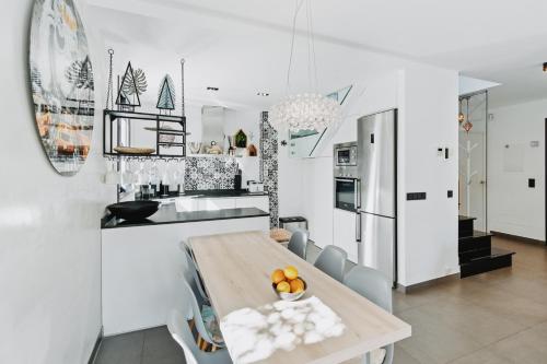 Faciliteiten, 140m² 4 slaapkamer, 3 privé badkamer Villa in Ses Salines (Villa 11 Oasis del Mare, EsTrenc,  Wifi, Klima,) in Campos